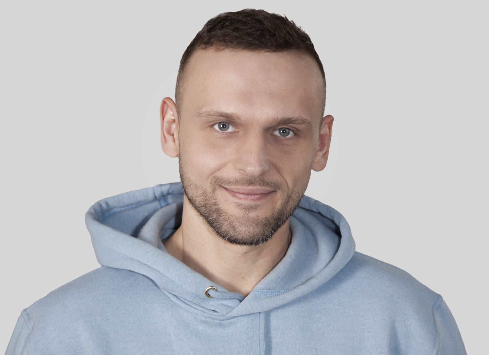 Sebastian-Dykta-grey (1)
