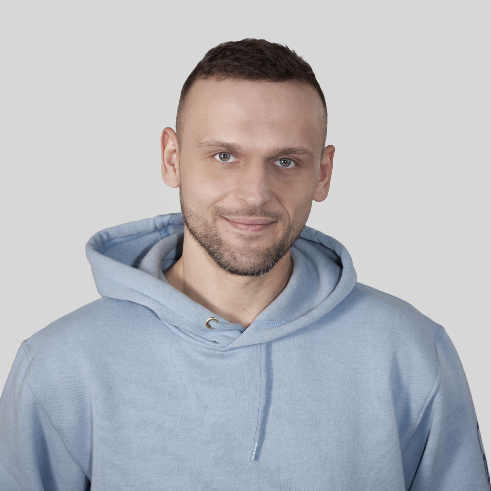 Sebastian-Dykta-grey (1)